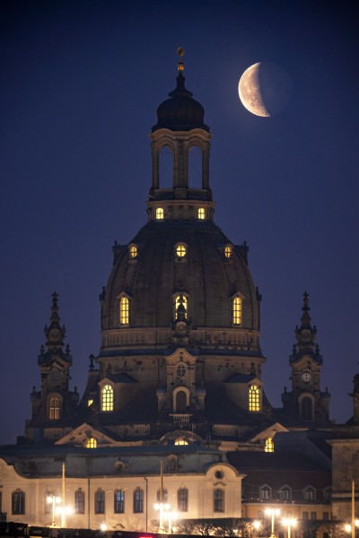 Wandbild Dresden - Halbmond hinter der Frauenkirche (Motiv 01042)