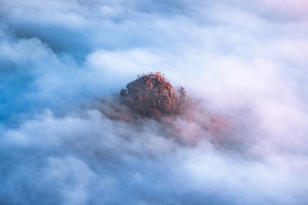 Wandbild Sächsische Schweiz - Zirkelstein im Nebel aus dem Flugzeug fotografiert (Motiv LV13)